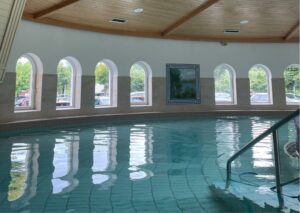 Hallenbad links zugeschnitten